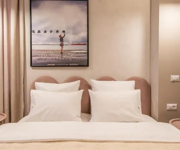 Allure Boutique מלון טיראנה